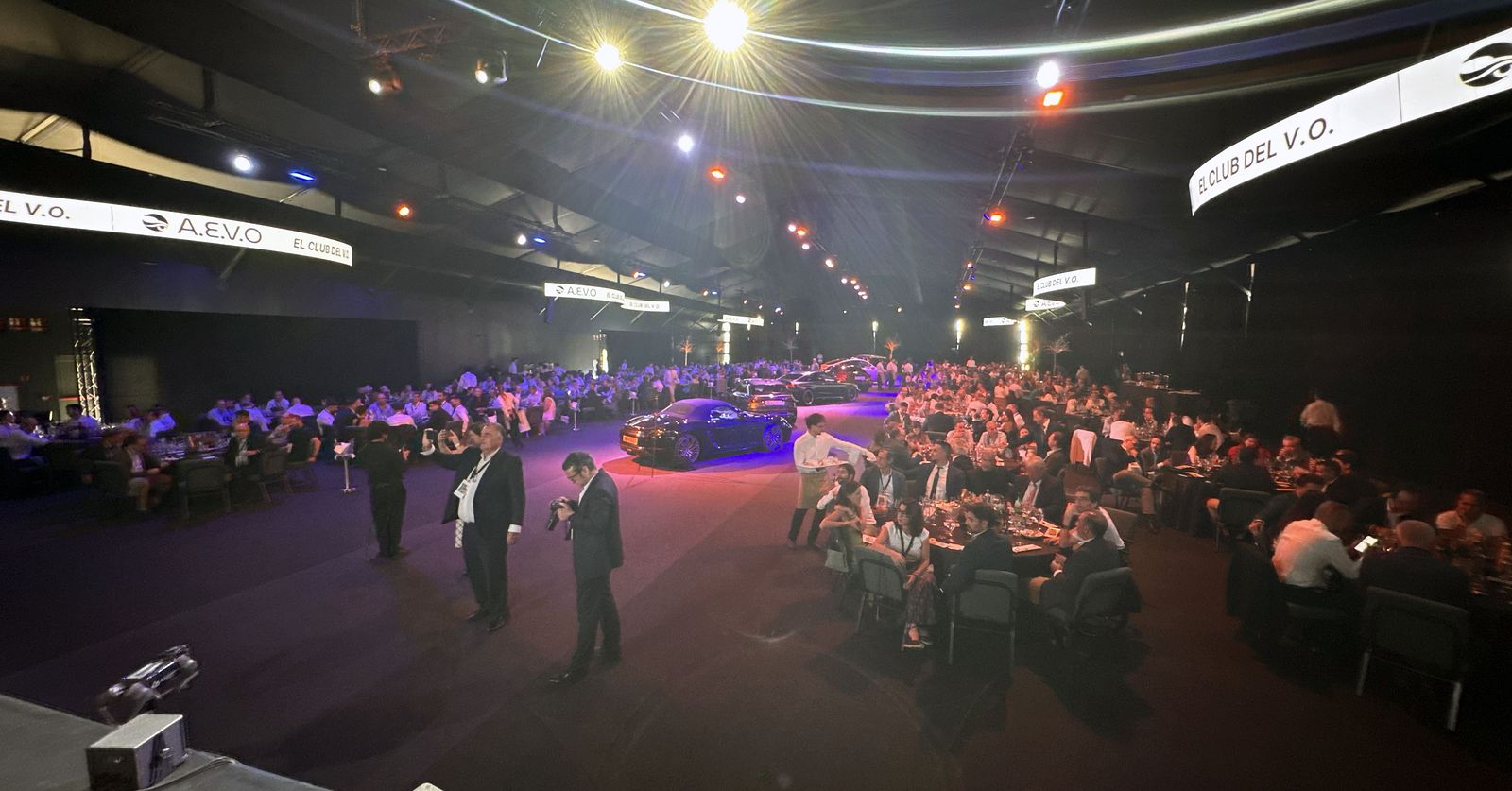 La sala de la Gala de Excelencia AEVO Gastro 2026, con las mesas llenas y la señalética de AEVO sobre el escenario