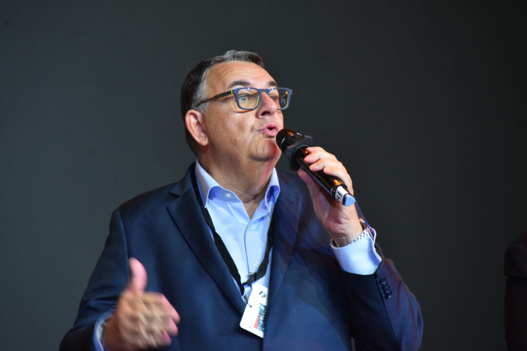 Intervención en el escenario de la gala, micrófono en mano